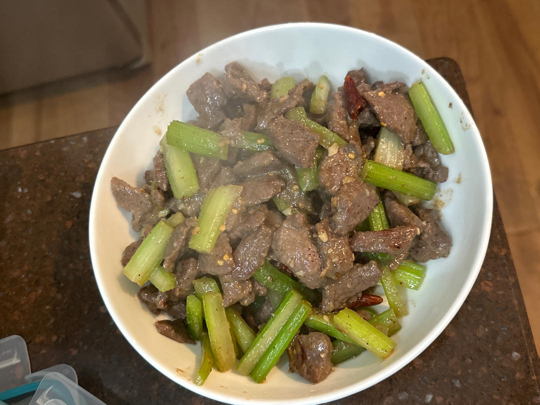 芹菜炒牛肉【附让牛肉嫩嫩的小秘密】