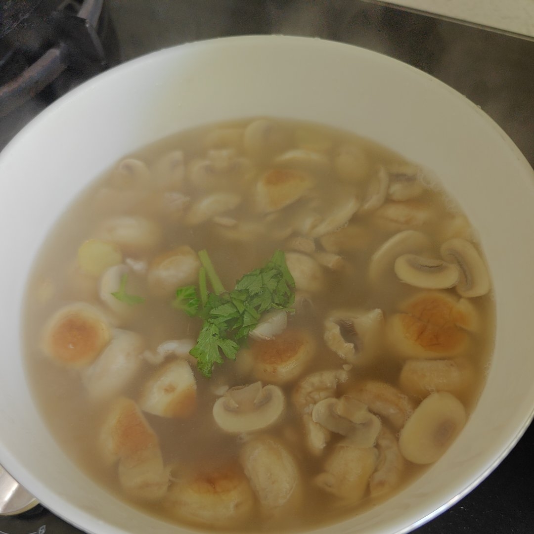 简单易做口蘑豆腐肉片汤