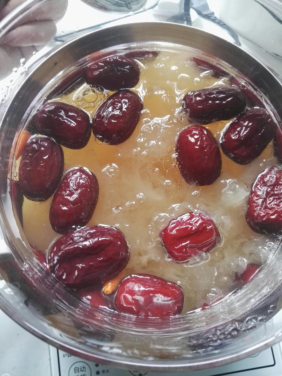 冰糖银耳红枣汤