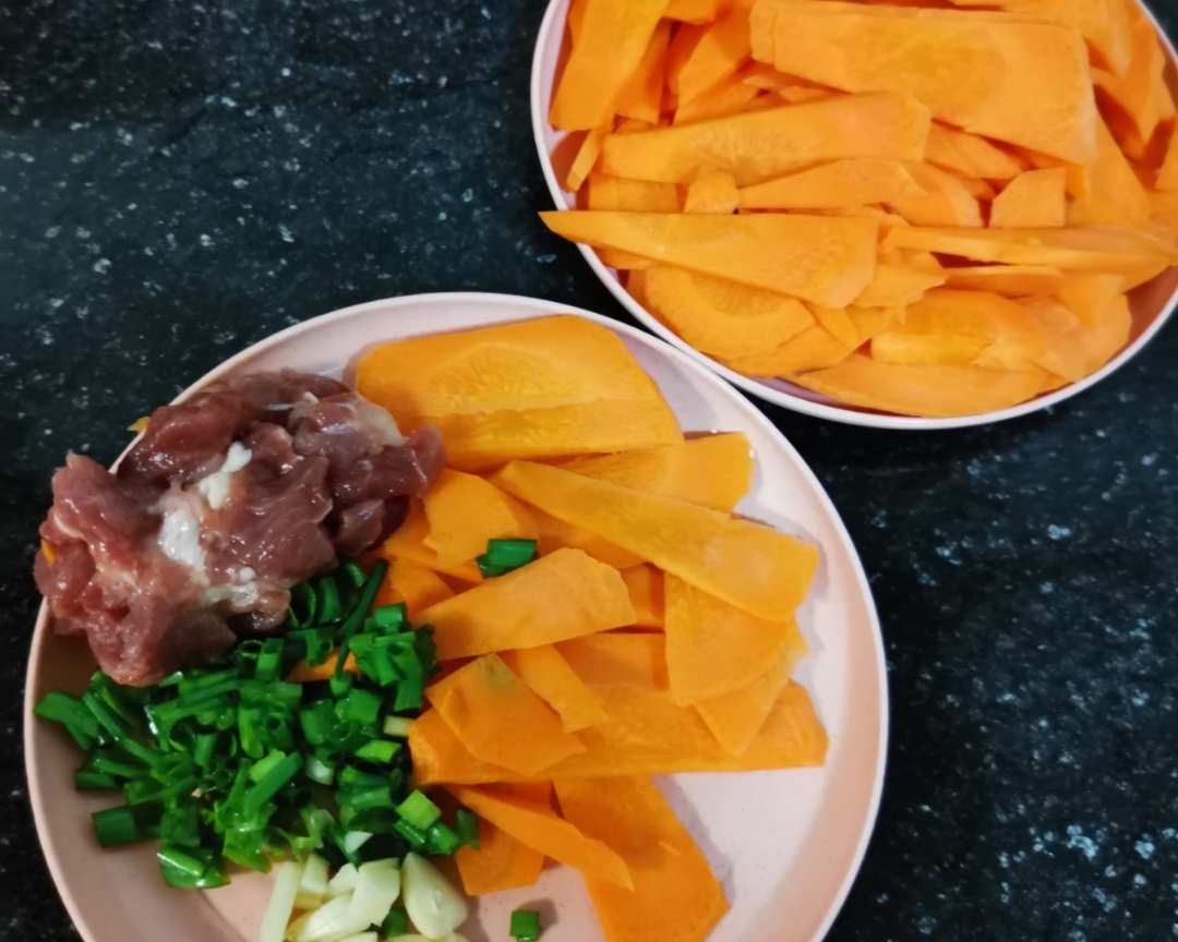 超好吃的胡萝卜片炒肉的做法 步骤1