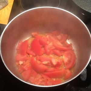 番茄巴沙鱼鸡蛋汤（内含魔芋丝）的做法 步骤2
