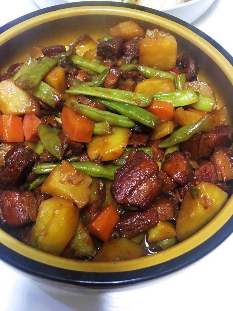 五花肉炖土豆