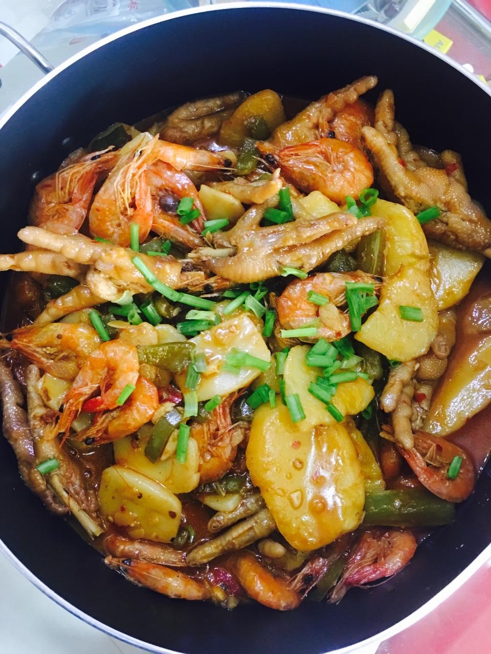 超简单的明虾鸡爪煲