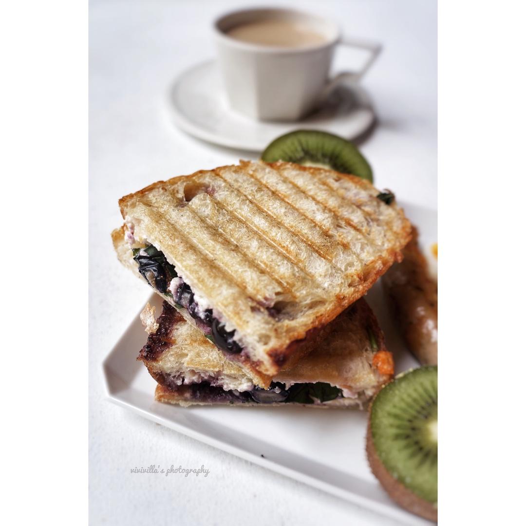 Blueberry Basil & Goat Cheese Panini Sandwich 蓝莓罗勒和山羊奶酪帕尼尼三明治