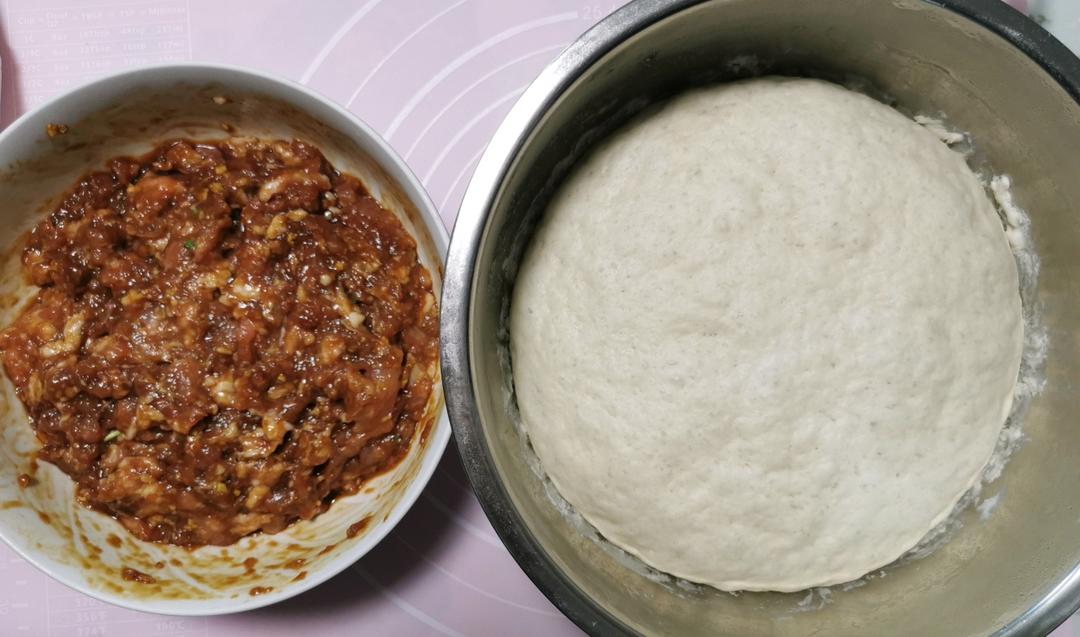 松软多汁的肉包子