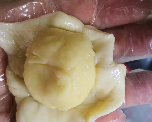 菠萝馅蛋黄酥，网红麻薯肉松馅蛋黄酥的做法 步骤9