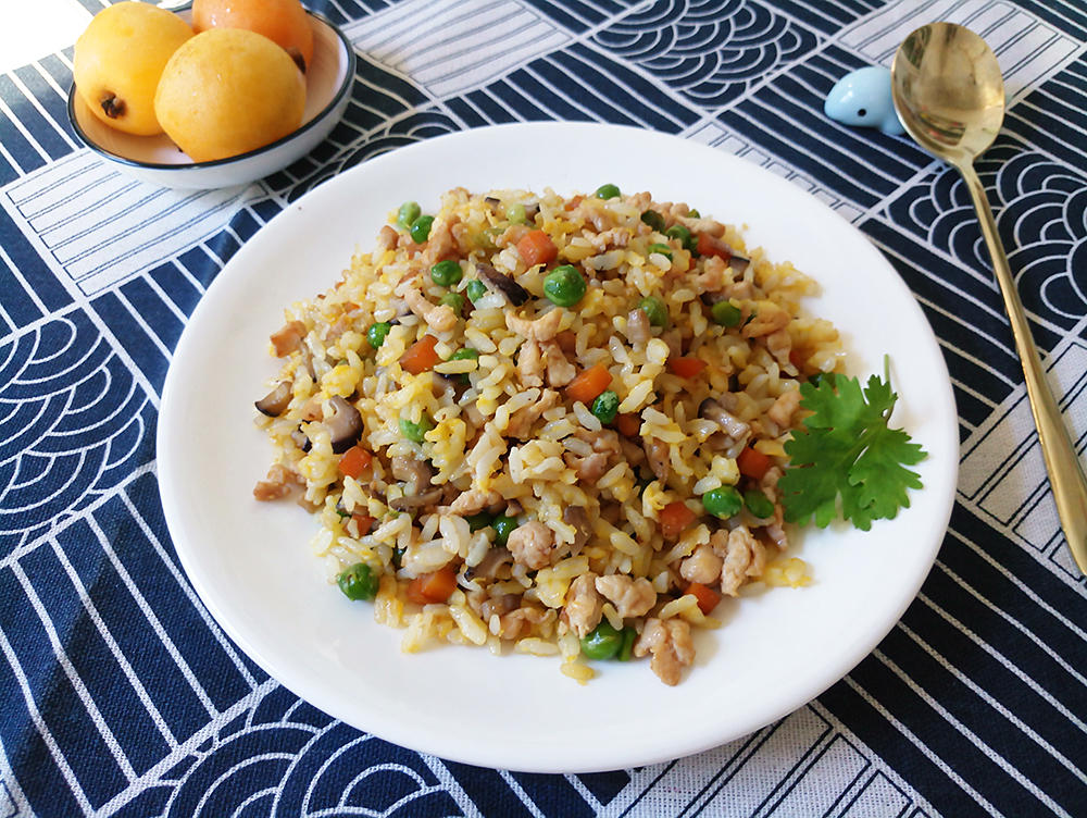 香菇胡萝卜豌豆鸡粒炒饭