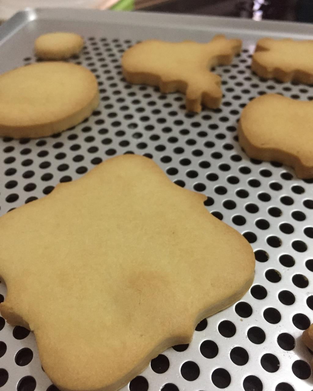你和貌美平整的饼干只差了一块烤盘的距离（可做翻糖糖霜饼干底）