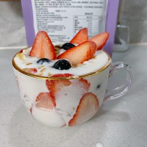 幸福满满的草莓蓝莓麦片酸奶杯的做法 步骤5