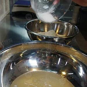 跟台湾大师学做无糖无油巧克力手拌面包的做法 步骤2
