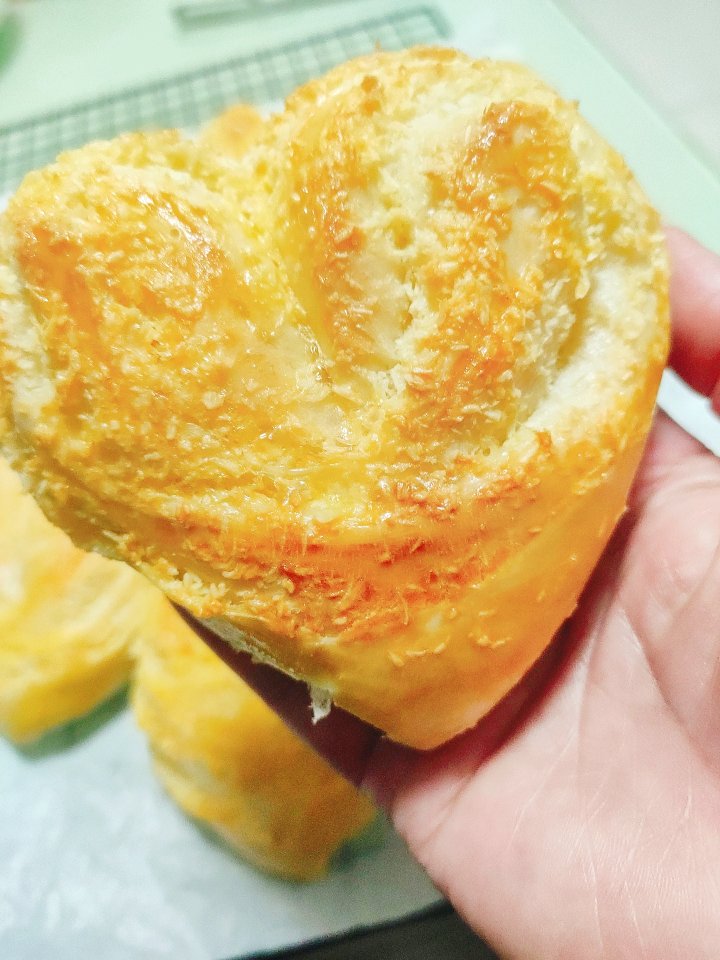 爱意满满的心形椰蓉面包❤️一口吃出幸福感