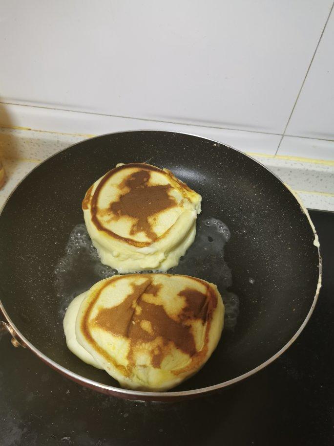 视频【小魔女同款舒芙蕾厚松饼】吃完会飞的儿童节早餐来了