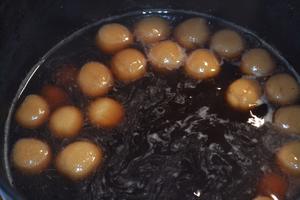 红糖蛋酒藕粉汤圆的做法 步骤3
