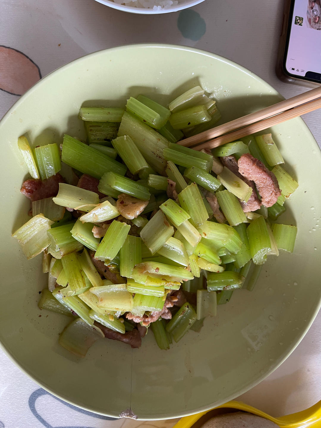 有点费米饭的芹菜炒肉