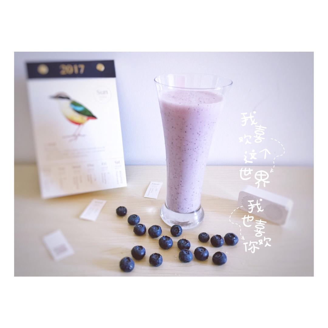 香蕉蓝莓奶昔