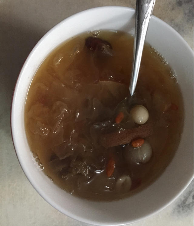 冰糖银耳莲子羹。（内附电饭煲做法）