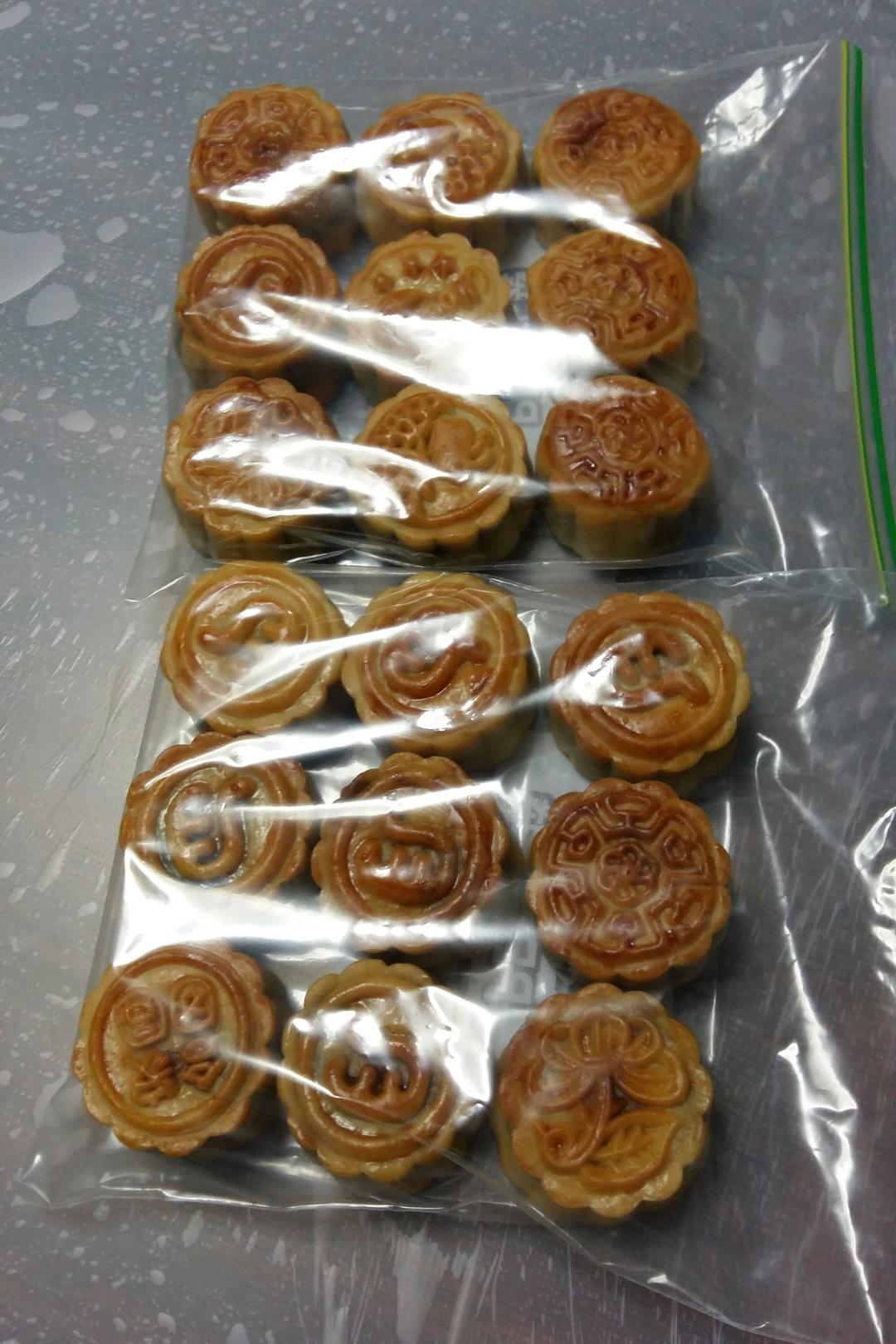 广式月饼—蛋黄芝麻月饼