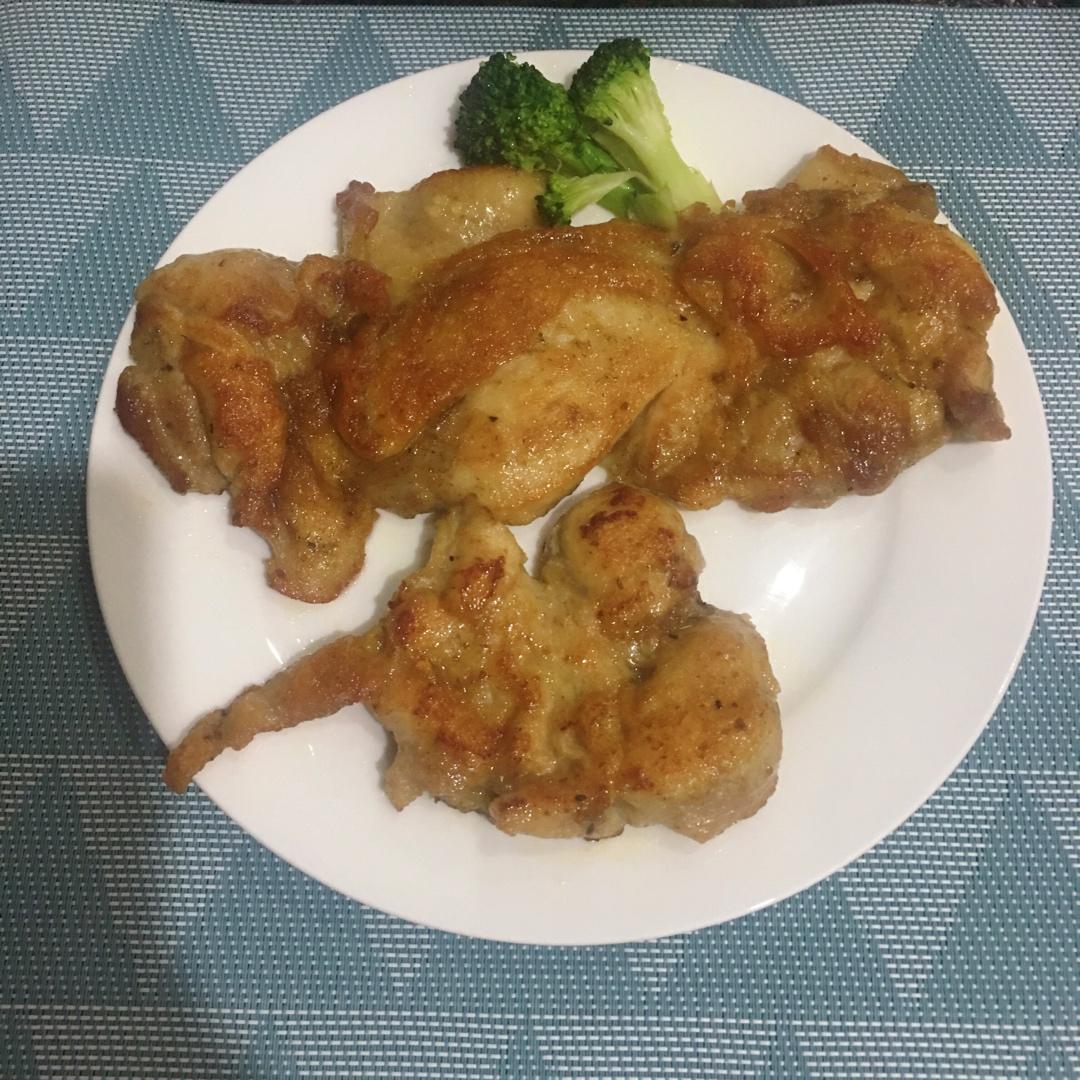 简单易做的香煎黑椒鸡排 柠檬鸡腿肉做法