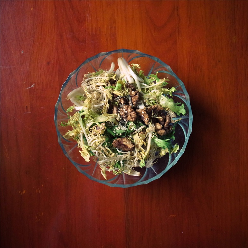 苦菊拌鲜核桃仁