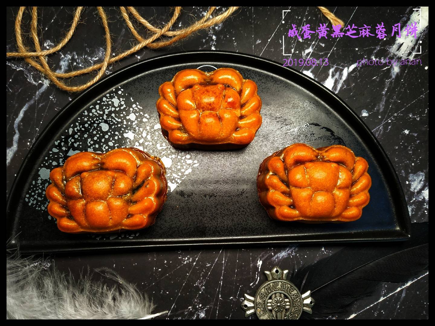 广式月饼~网红大螃蟹咸蛋黄月饼