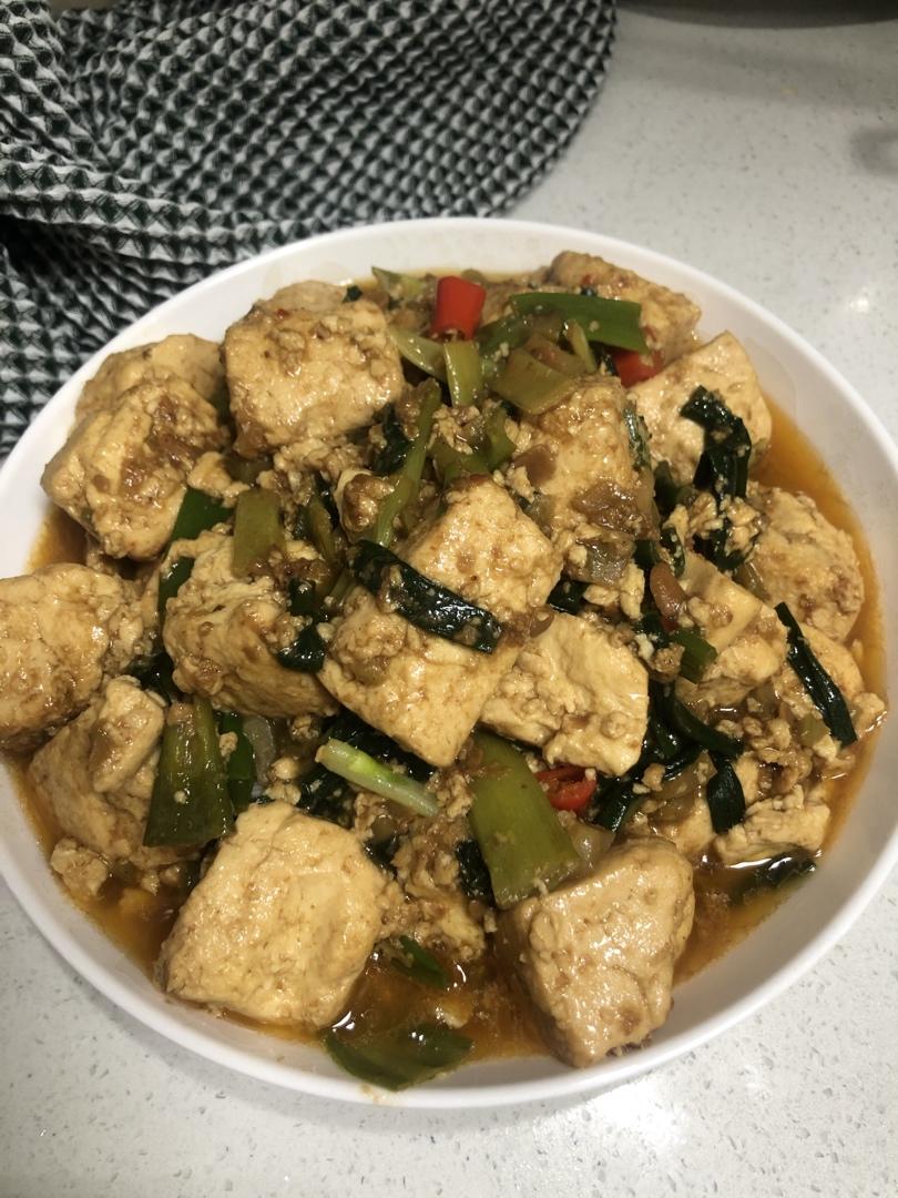 不放肉也超下饭的葱焖豆腐