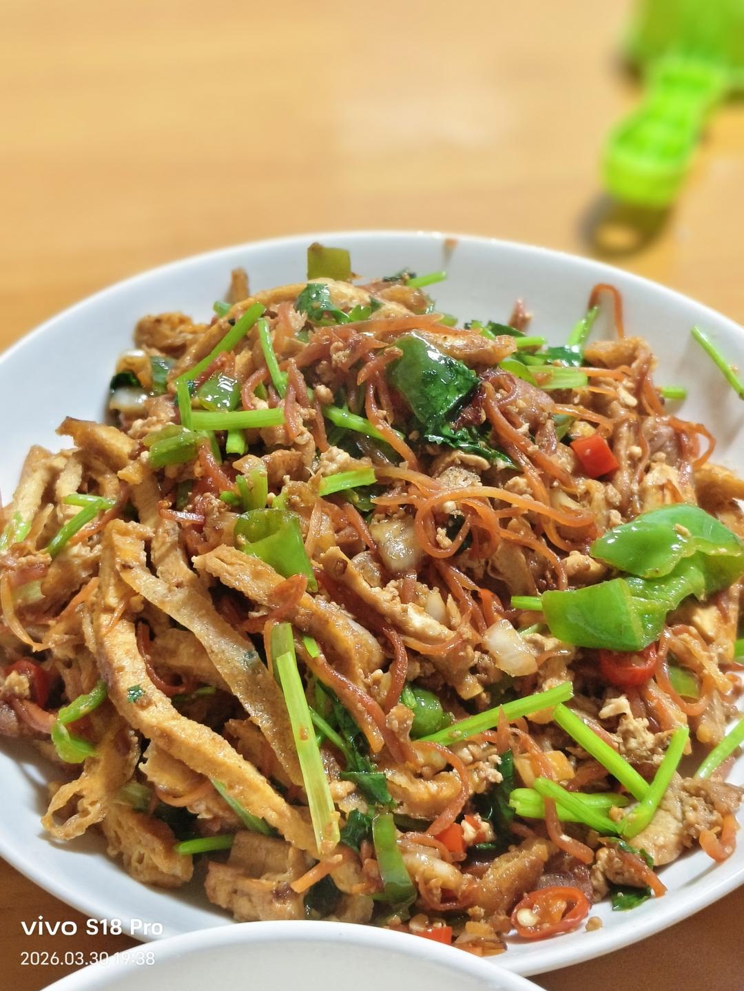 五花肉炒豆腐皮青椒