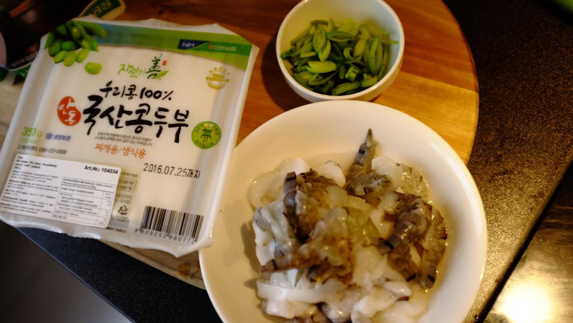 韩式辣白菜海鲜汤的做法 步骤2