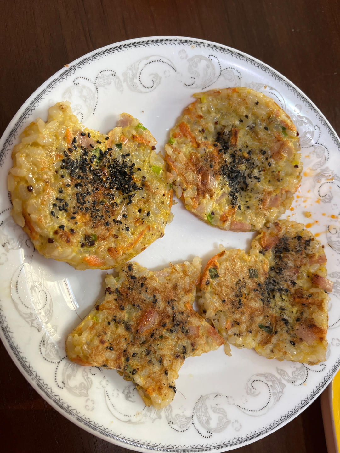 早餐蛋饼，解决剩米饭的好方法，食材随意味道超赞👍
