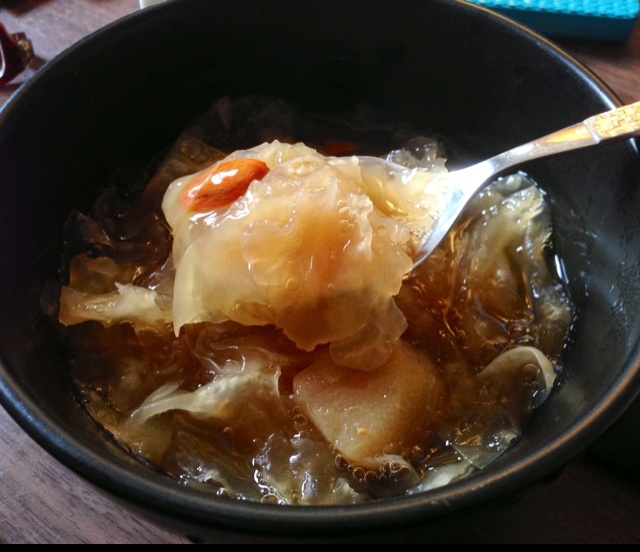 红枣莲子银耳雪梨羹