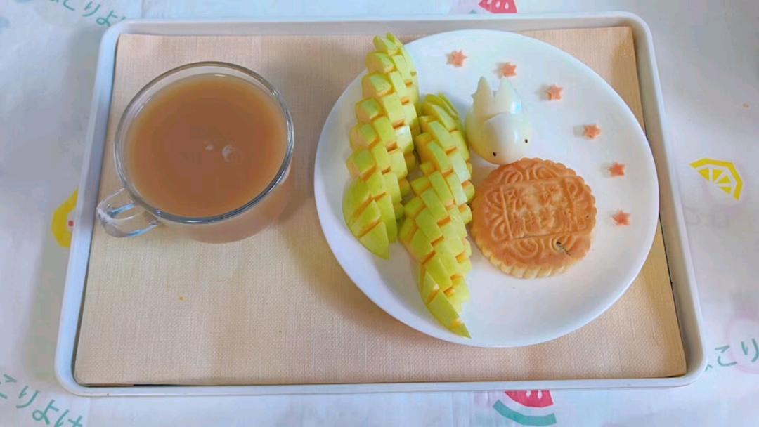 中秋节月饼简单摆盘：玉兔月饼摆盘！中秋家宴摆一盘，简单好看有心意！漂亮的饭后小甜点