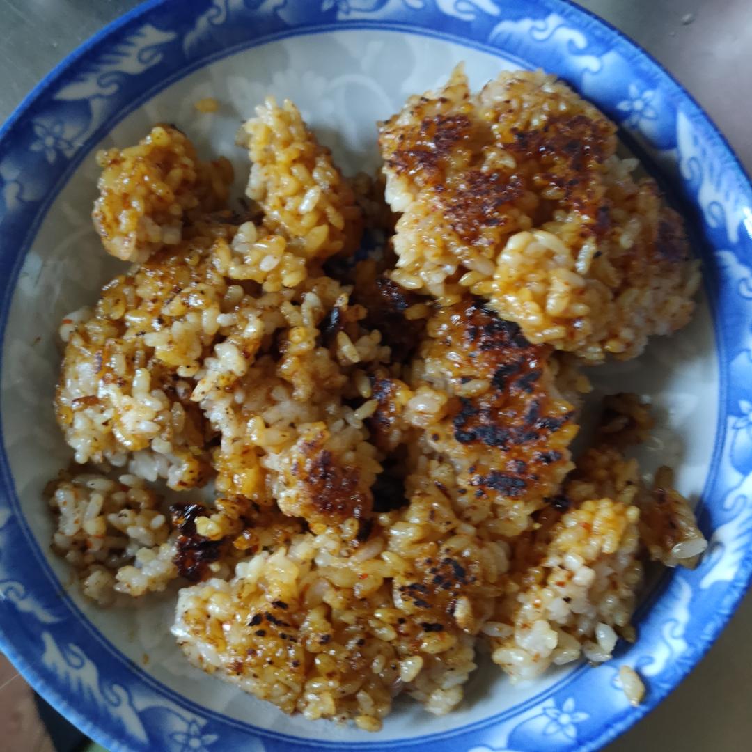 剩米饭的神仙吃法，肉松酱油烤饭团，平底锅就能做哦～