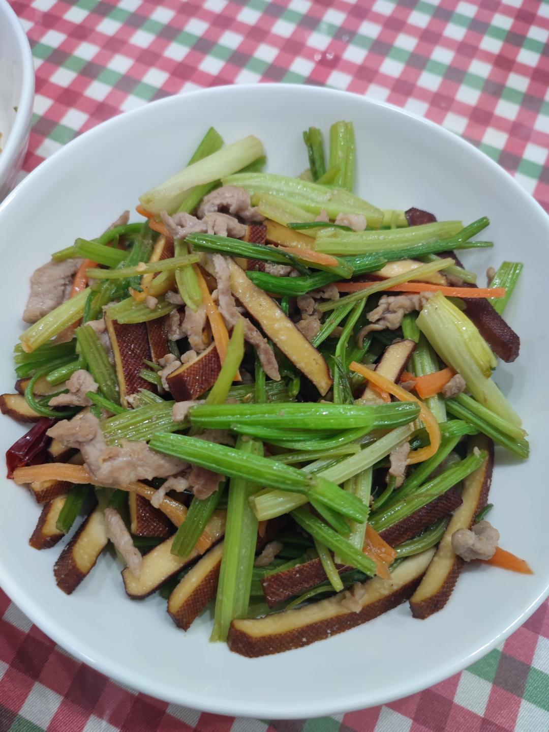 芹菜酱干炒肉丝