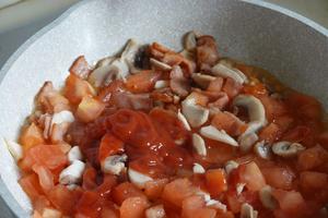 剩饭新吃法🍽辣味香肠蘑菇茄汁溏心蛋炖饭的做法 步骤5
