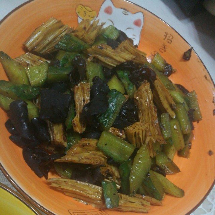 腐竹木耳黄瓜炒