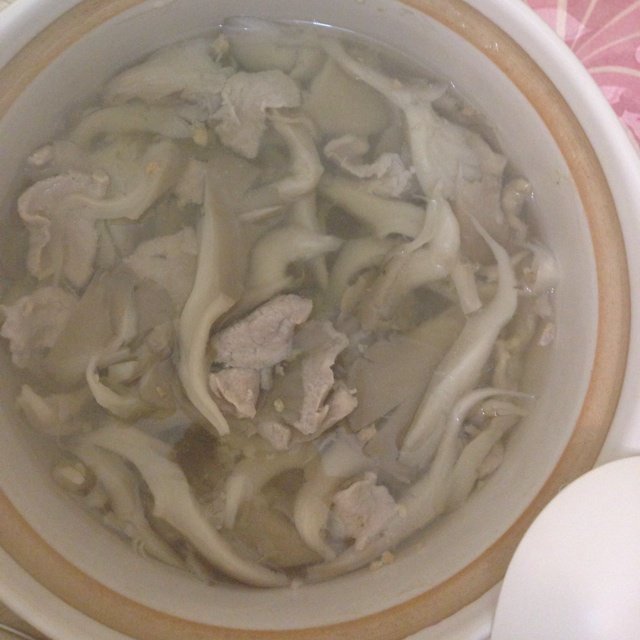 蘑菇肉片汤