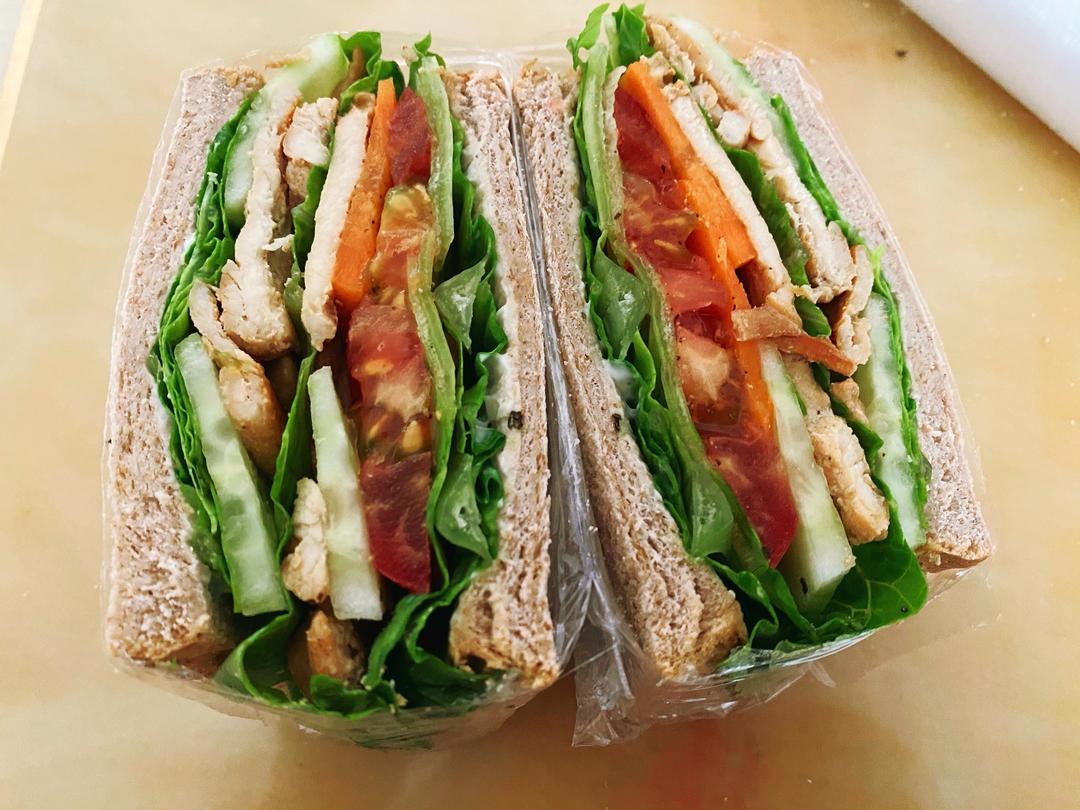 减脂便当|全麦面包☆生菜☆西红柿☆黄瓜☆胡萝卜☆鸡胸肉☆卡路里减半的沙拉酱