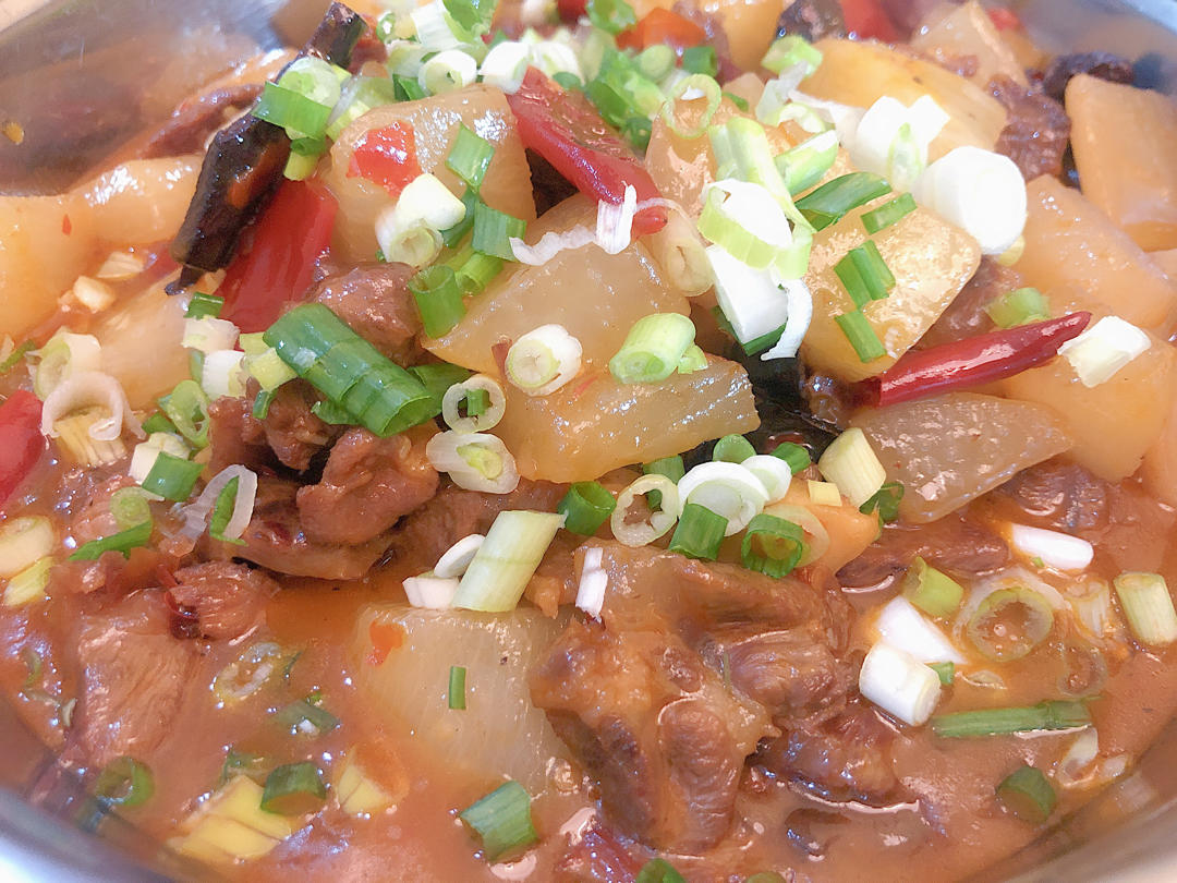 厨师长教你：“萝卜烧牛肉”的川味版做法，肉香四溢软烂入味