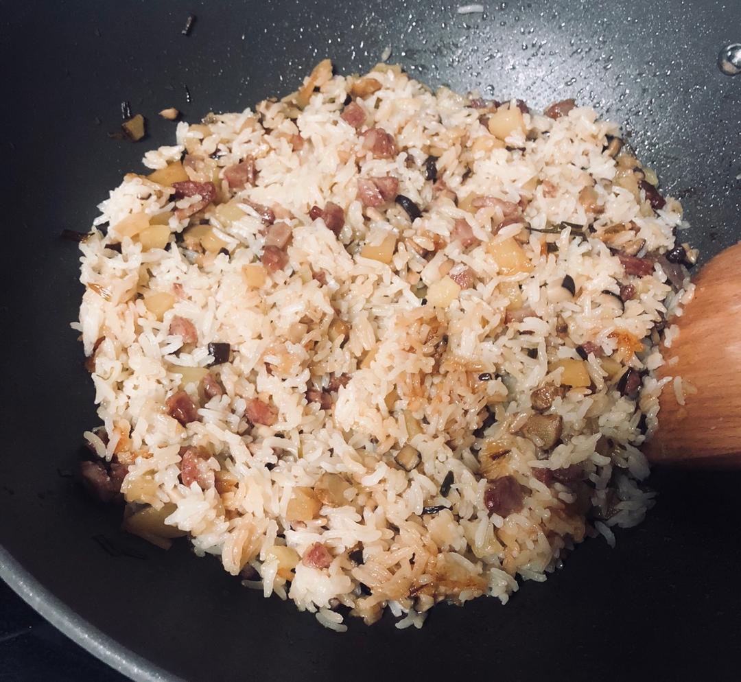 香菇腊肠土豆焖饭