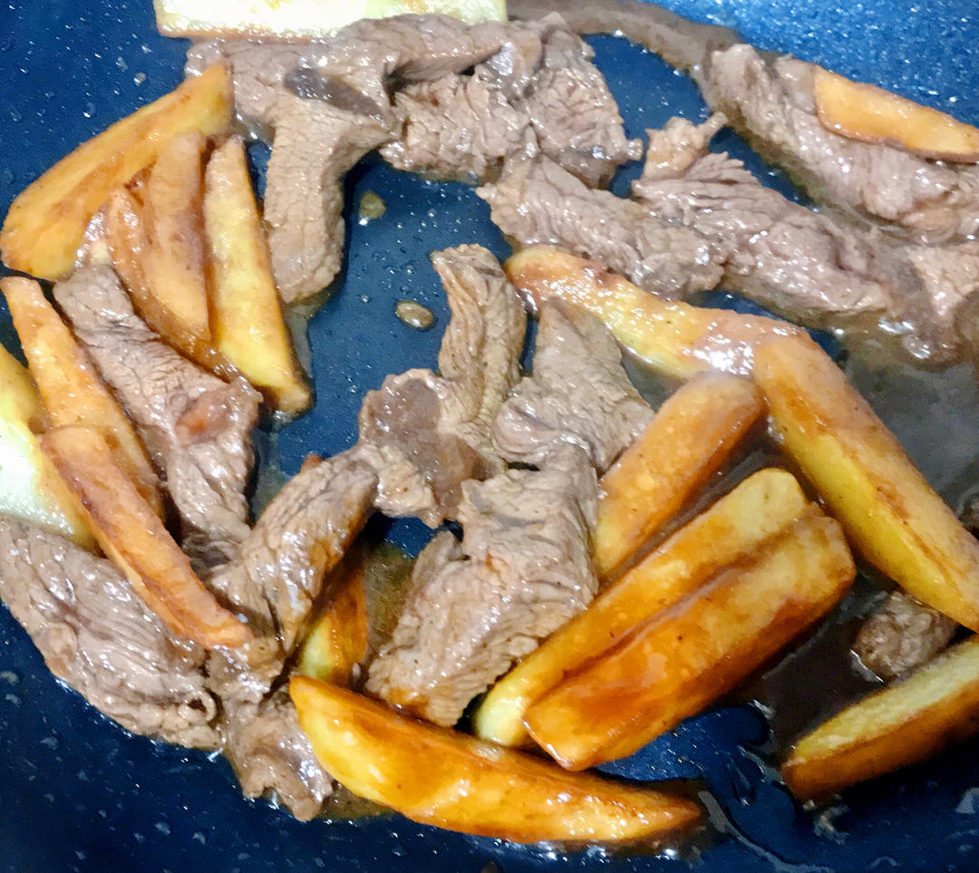 香到爆❗️嫩滑好吃的牛排土豆煎锅，超解馋～