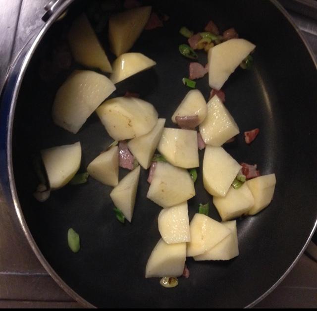 土豆炖茄子的做法 步骤2