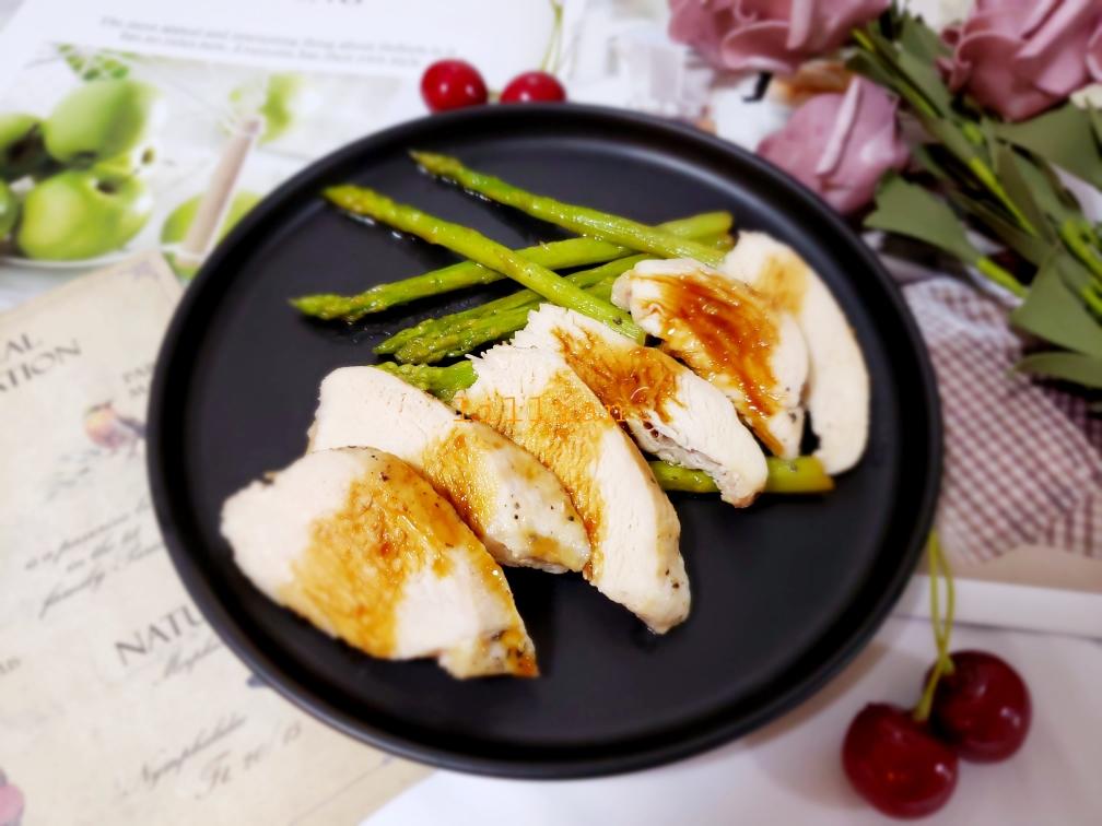 照烧鸡胸（佐香煎芦笋）的做法