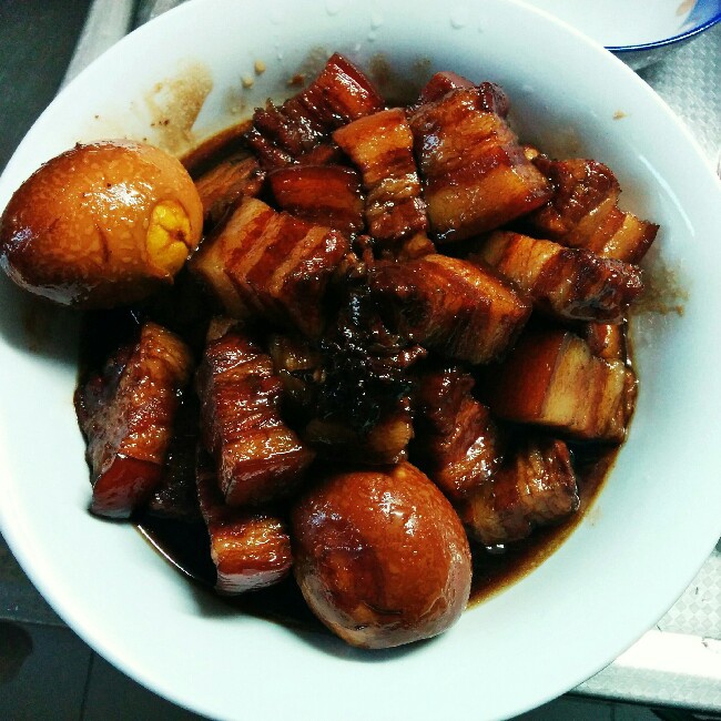 吃着碗里望着锅里的红烧肉