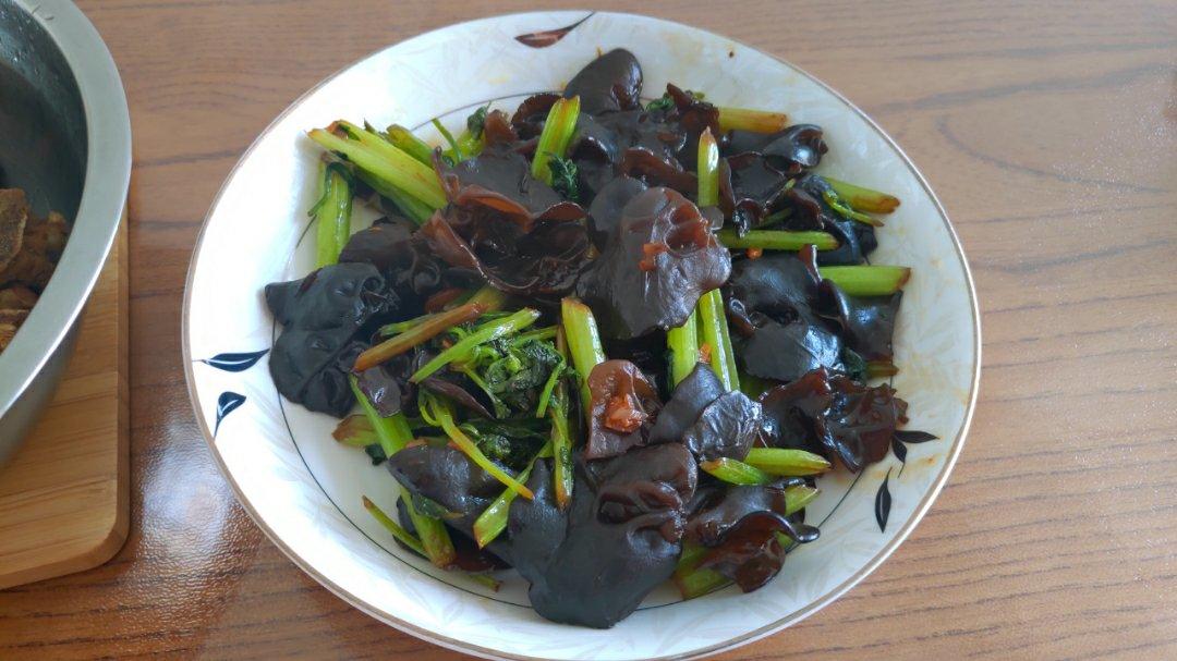 西芹胡萝卜炒黑木耳-清淡健康小炒