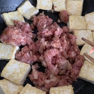 胡萝卜肉沫煮豆腐，增强免疫力的做法 步骤4