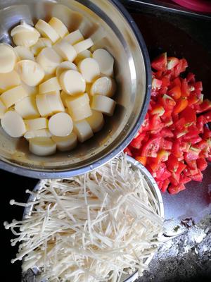 番茄金针菇日本豆腐汤的做法 步骤1