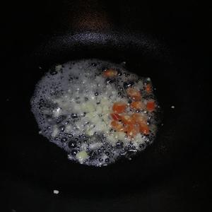 比蒜蓉虾好吃的洋葱虾（减脂食谱）的做法 步骤3