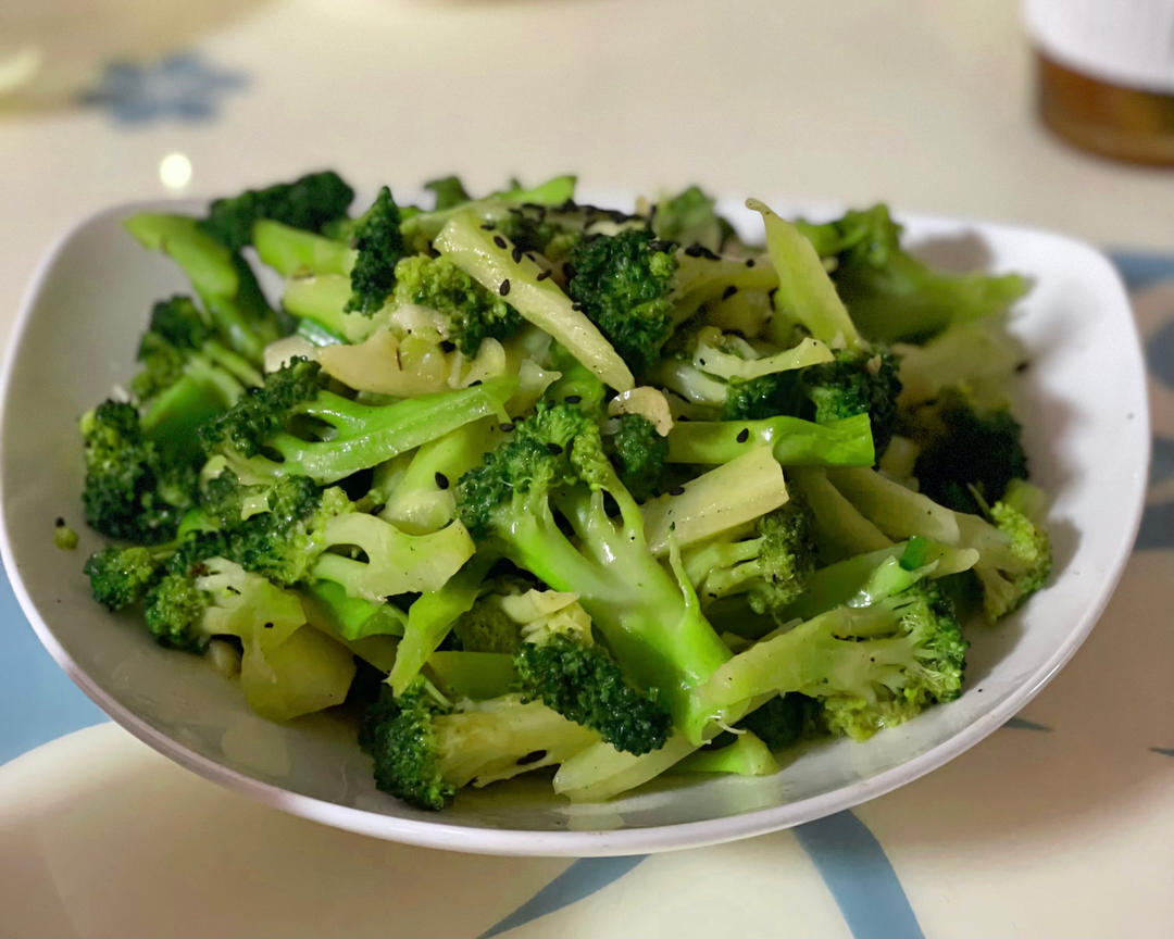 好吃到爆的耗油蒜蓉西兰花(从不修图，喜欢请关注)