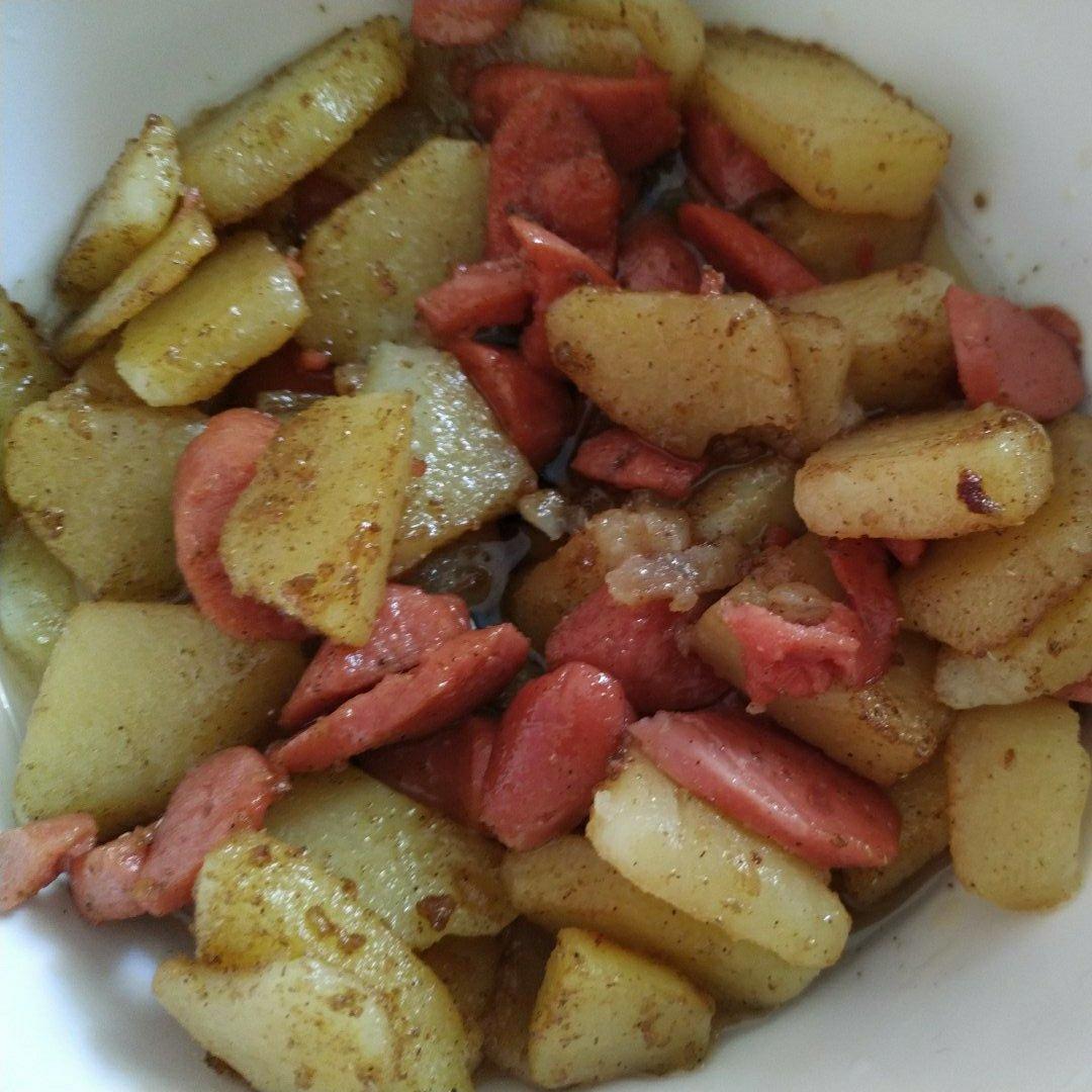 超简单的土豆🥔丁炒火腿肠（烧烤味)