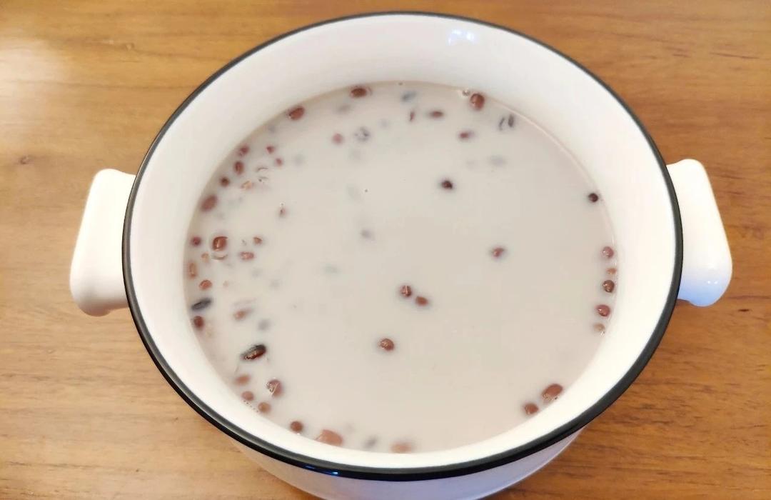 红枣红豆薏仁热牛奶的做法