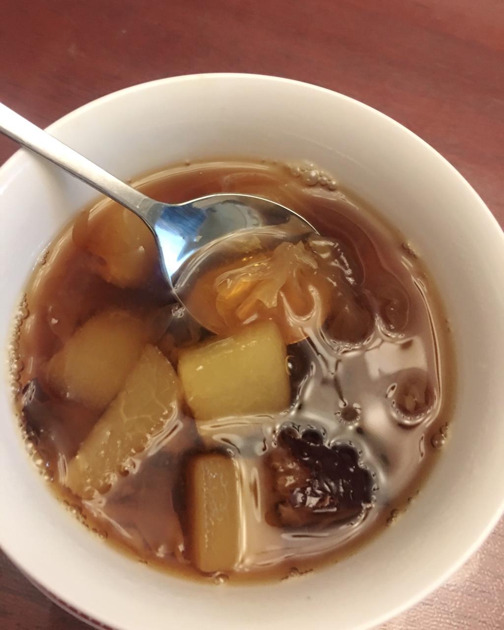 冰糖雪梨红枣银耳汤